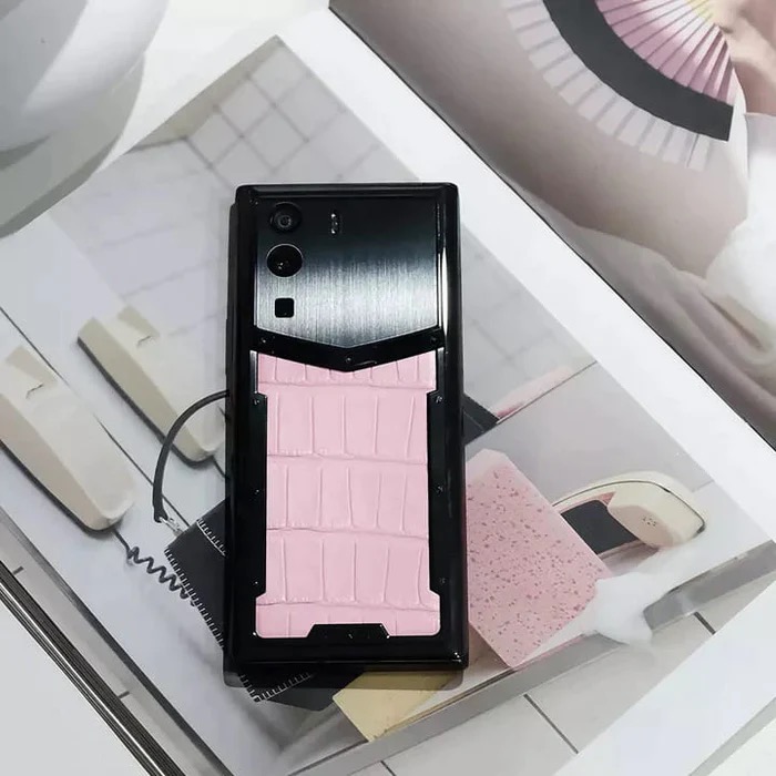 /storage/images/products/106/metavertu-alligator-skin-5g-web3-phone-sakura-pink1414252896.93322889jpg